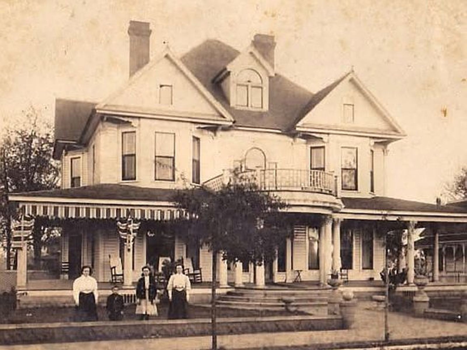 2nd image of 216 Stonewall St SE