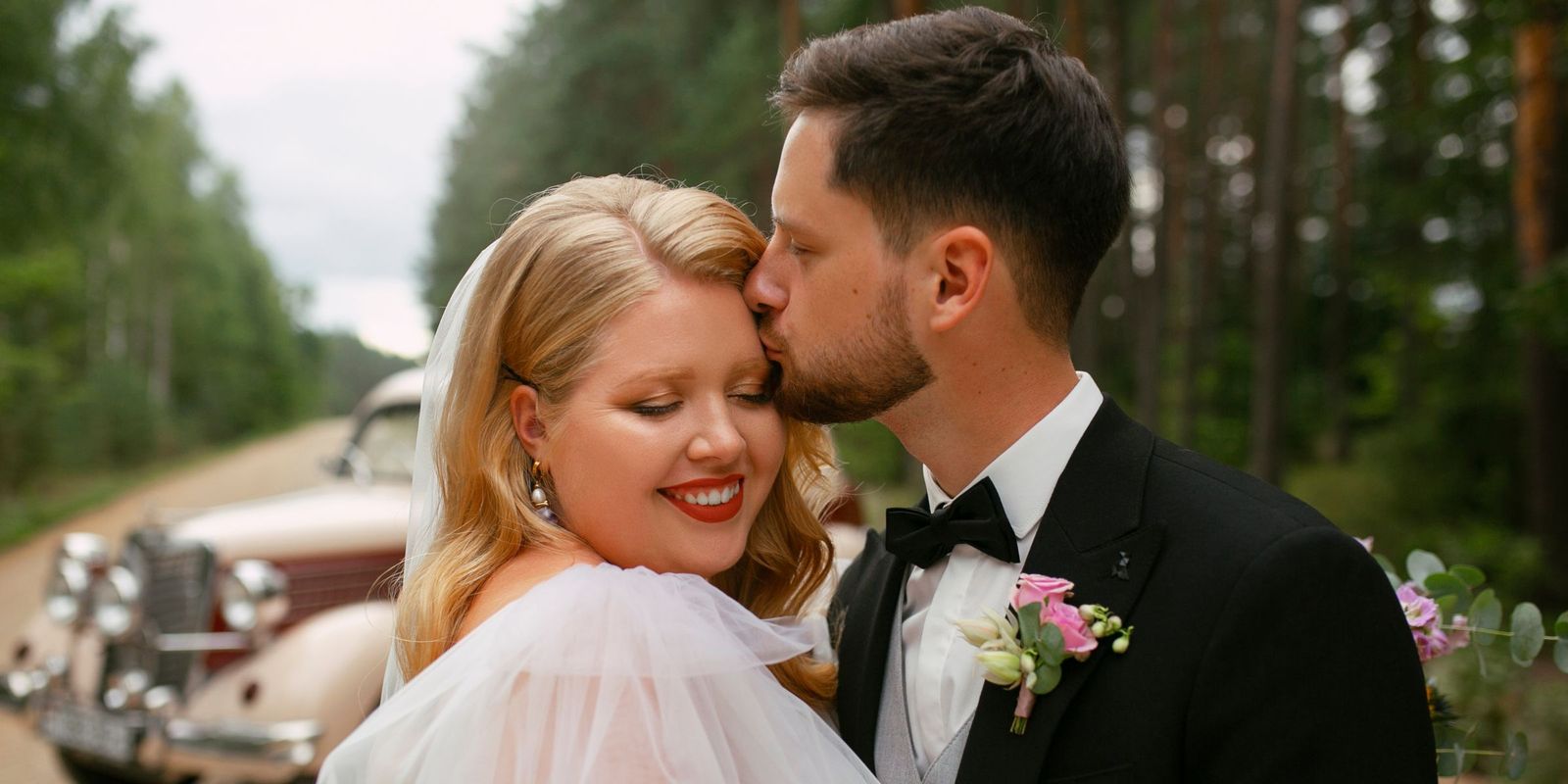 A happy newlywed couple posing | Source: Freepik
