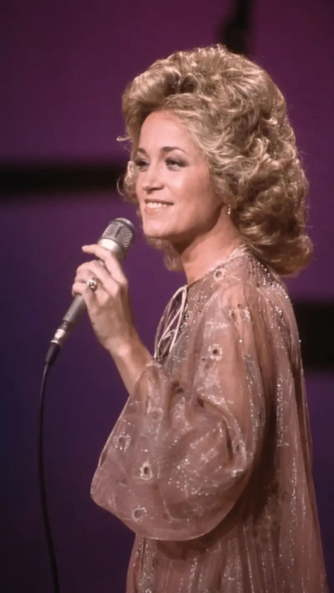 Barbara Mandrell’s ‘Sleeping Single in a Double Bed’ Redefines Country Pop and Champions Female Empowerment in 1978-2 - Page 2 of 2 - StoryPulse