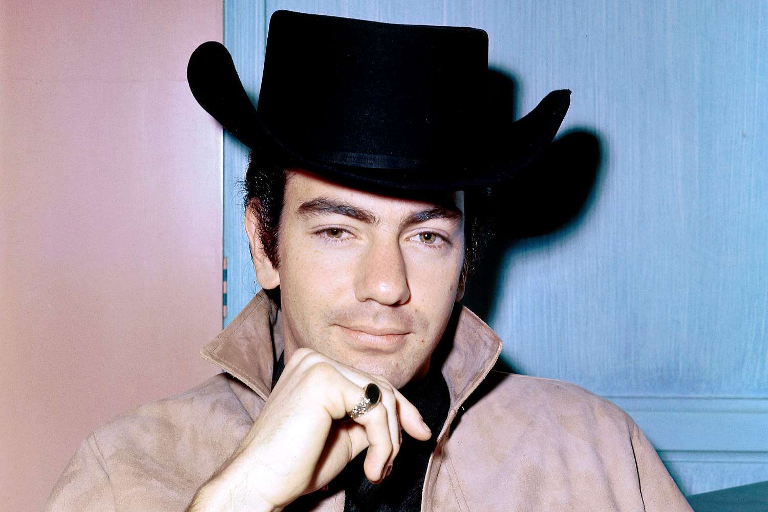 Neil Diamond's Life in Photos: From Young Songwriter to Hitmaker to Family  Patriarch