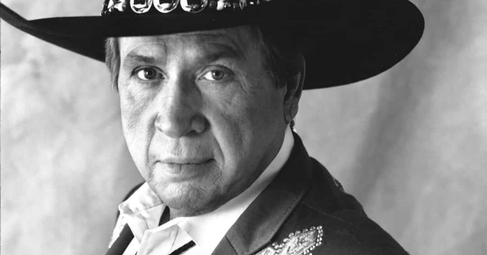 Buck Owens’ “Act Naturally” Tops the Charts and Redefines Country’s Edge in 1963