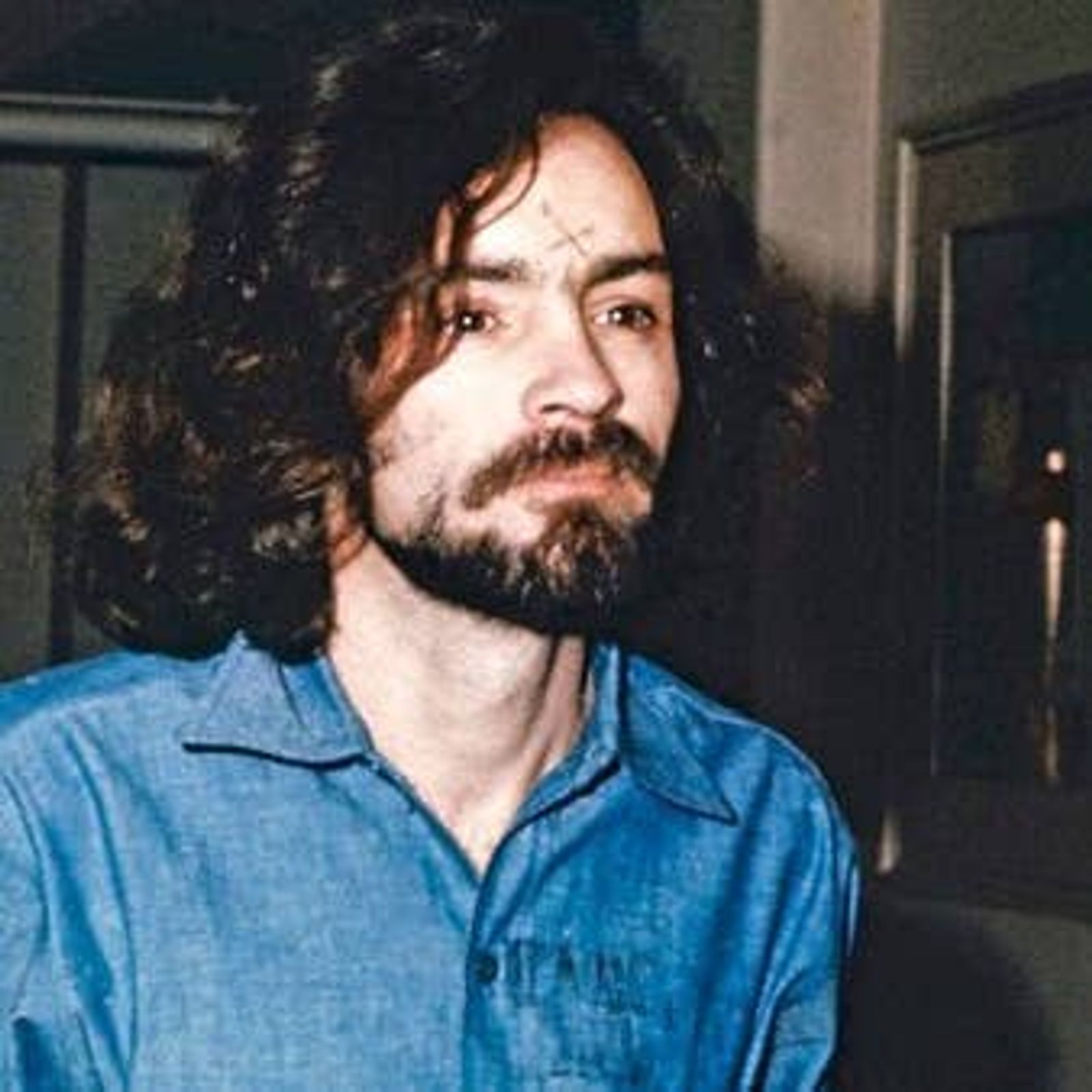 Charles Manson appears in court at the start of his trial in 1970, Photo Credit: Cablevisiontv Chile/X