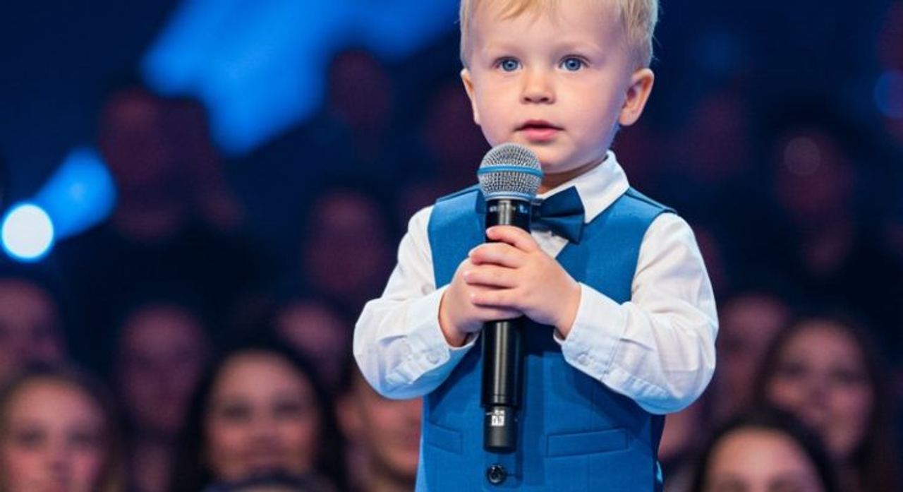 A Whitney Houston song? On the stage of Americas Got Talent? Yeah, right, The crowd chuckled as the unassuming man grabb
