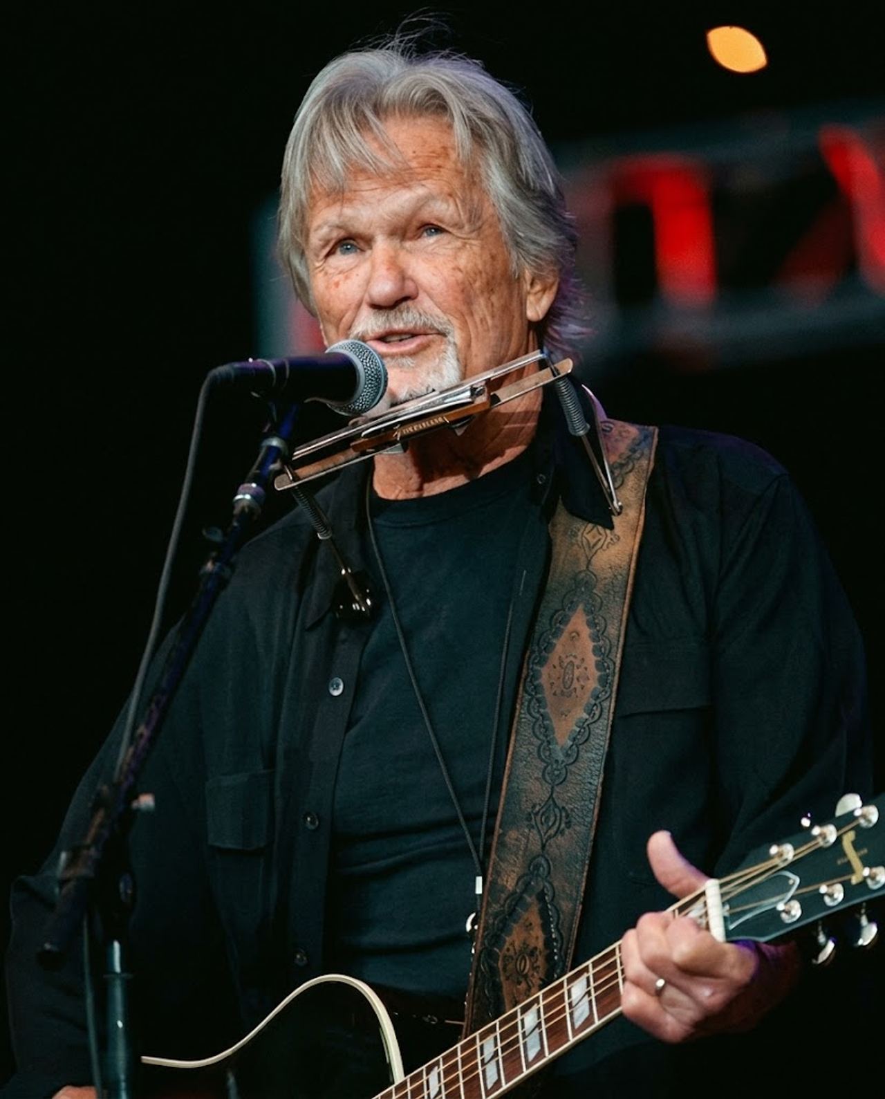 DOCTORS TOLD ONE OF COUNTRY MUSIC’S GREATEST LYRICISTS HE WAS LOSING HIS MIND TO ALZHEIMER’S — BUT HOW HE STAYED ON STAG
