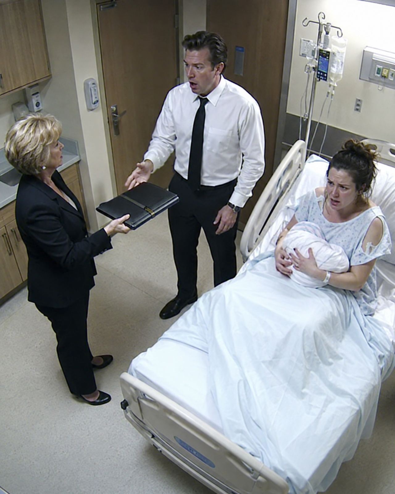 He Threw His Pregnant Wife Away—Then Her Lawyer Opened the Folder