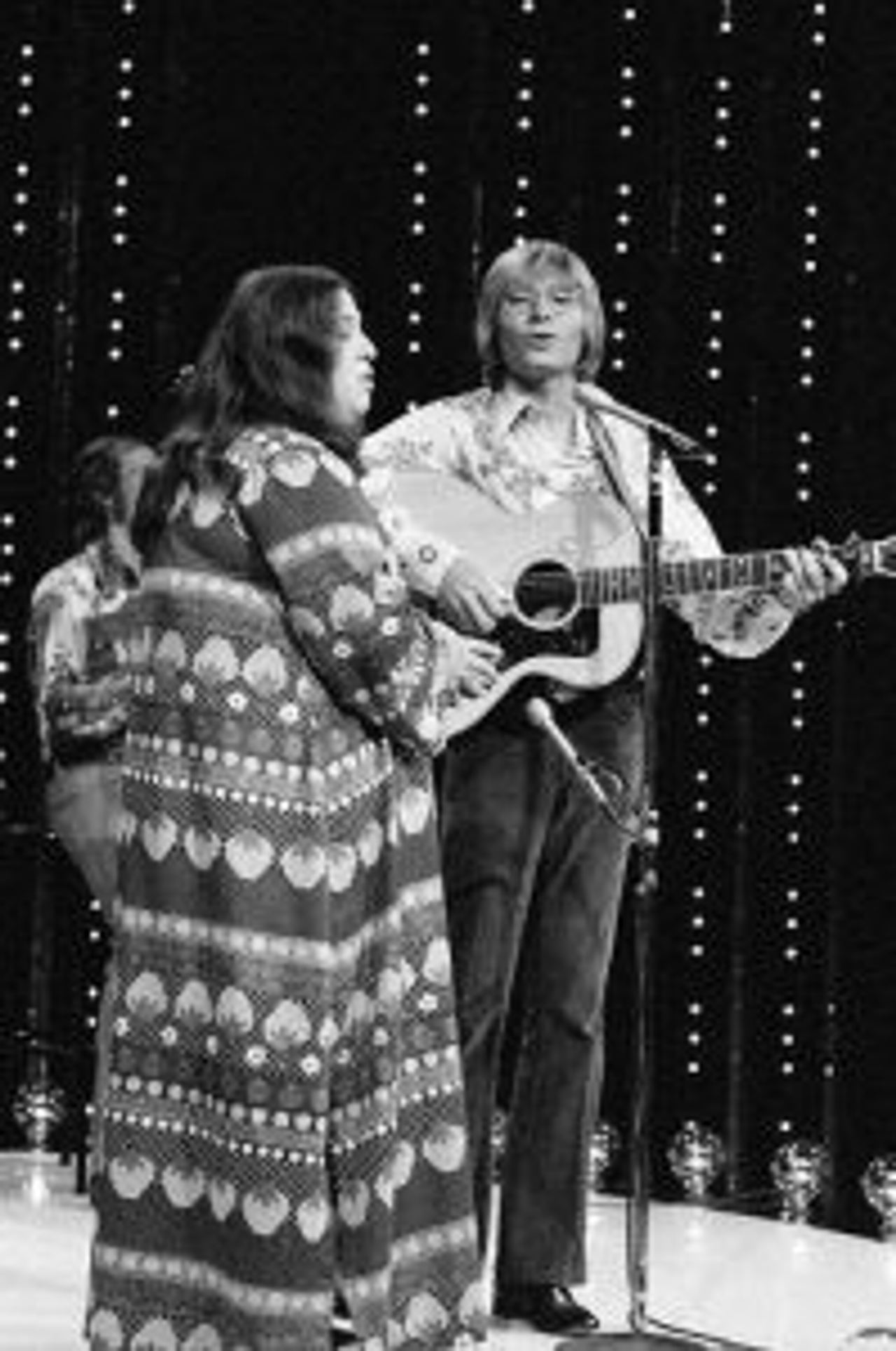 Prepare for Goosebumps as John Denver and Cass Elliot Deliver an Unforgettable Live Duet of “Leaving on a Jet Plane”