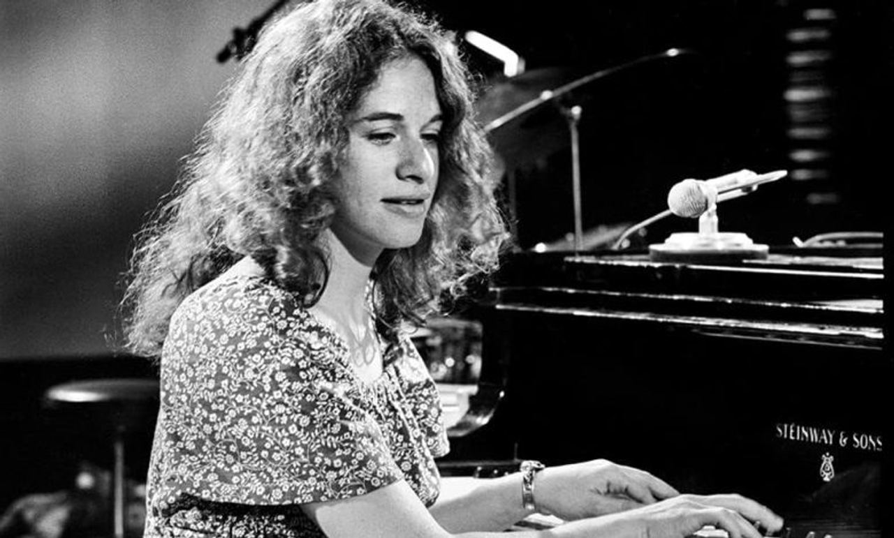 Released in 1971, this heartbreaking ballad changed how people heard breakup songs forever… because it wasn’t about ange