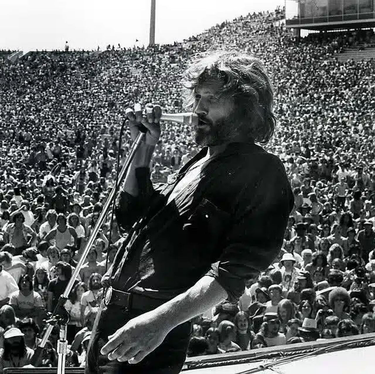Kris Kristofferson’s “Help Me Make It Through the Night” Redefines Vulnerability in Country Music 1970 - Page 2 of 2 - StoryPulse