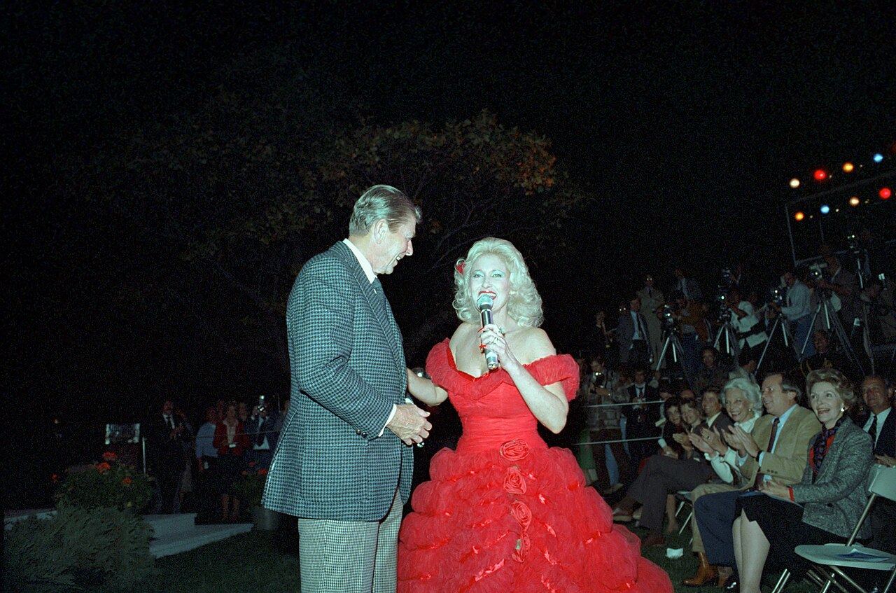 Tammy Wynette Singing to President Ronald Reagan During a Barbecue for Members of Congress on The South Lawn - DPLA - 93149fcbdb4d56c4302cc93920024eaa